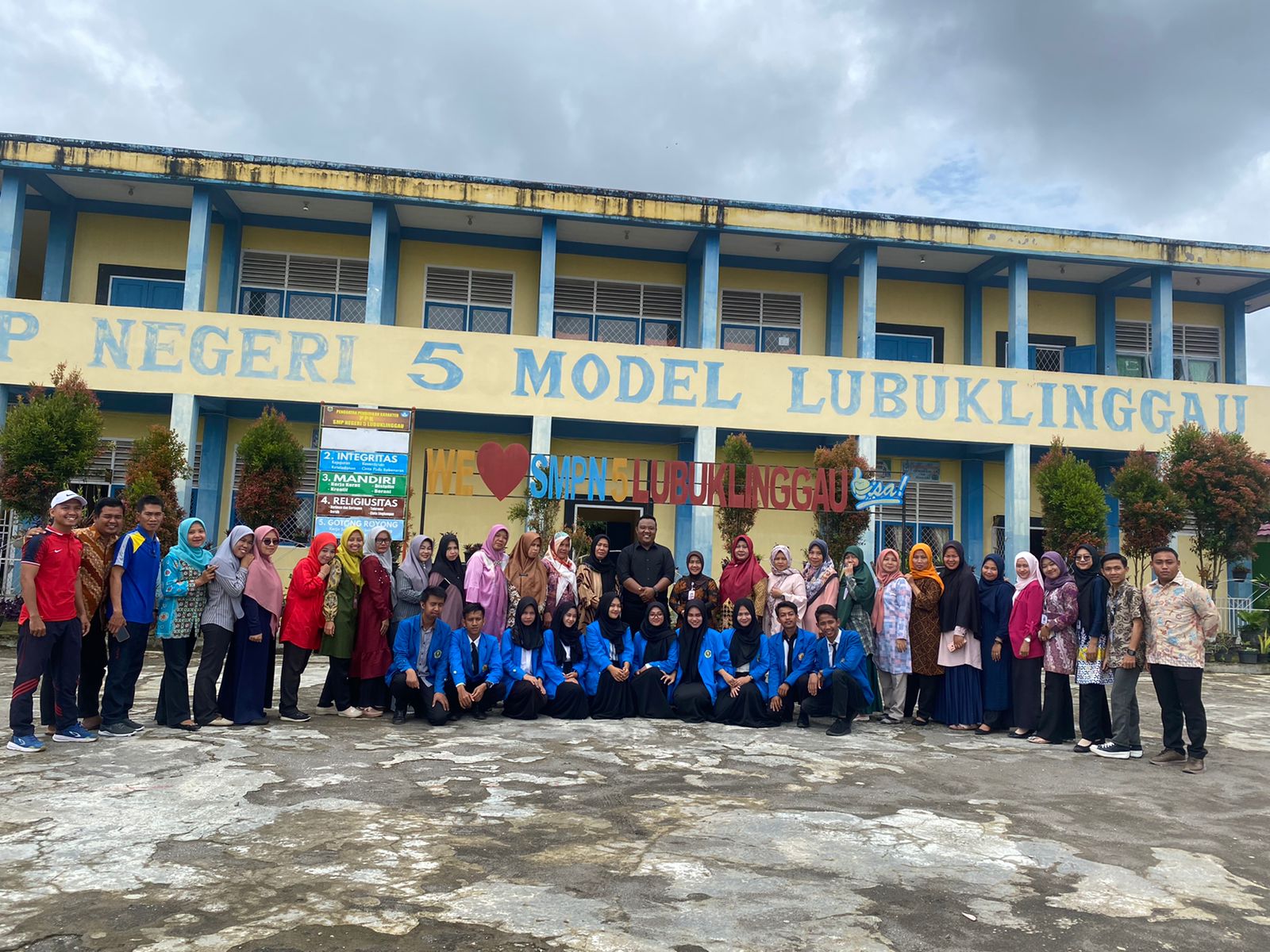 Foto Bersama seusai acara pelepasan Mahasiswa PPL UNPARI