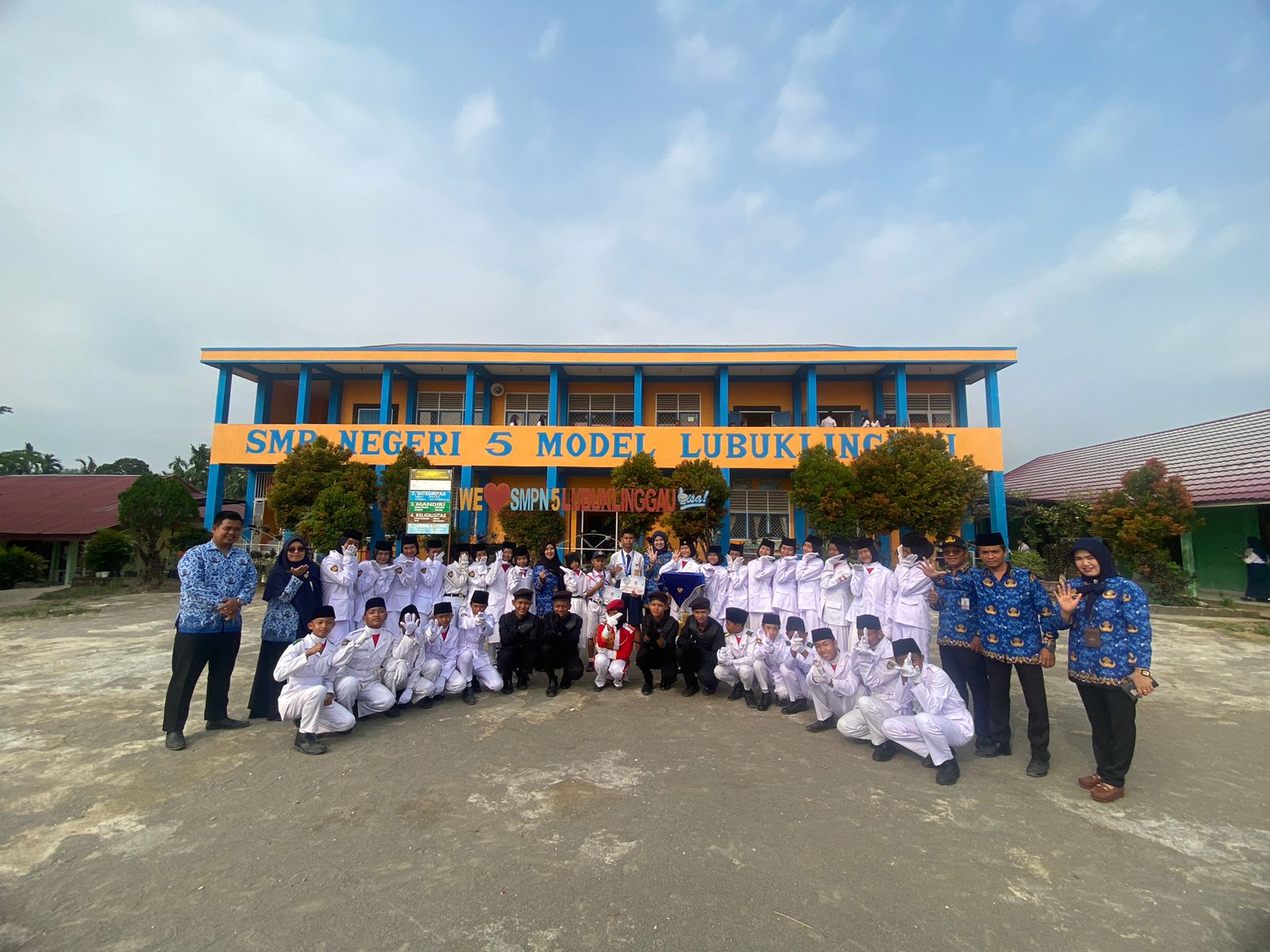 pengibaran bendera merah putih oleh passpenli