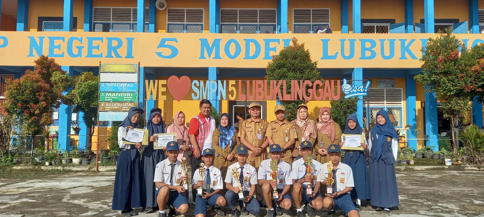 Penyerahan piala kepada kepala Smpn 05 Lubuklinggau